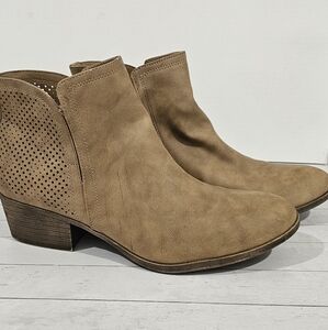 Madden Girl Womens Neville Ankle Boot, Tan, faux suede size 9.5 like new!